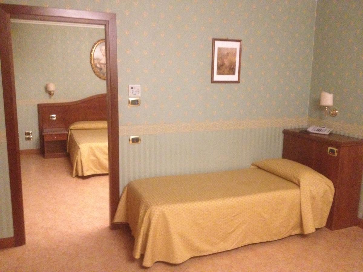Al Boschetto Hotel Castel Volturno Bagian luar foto