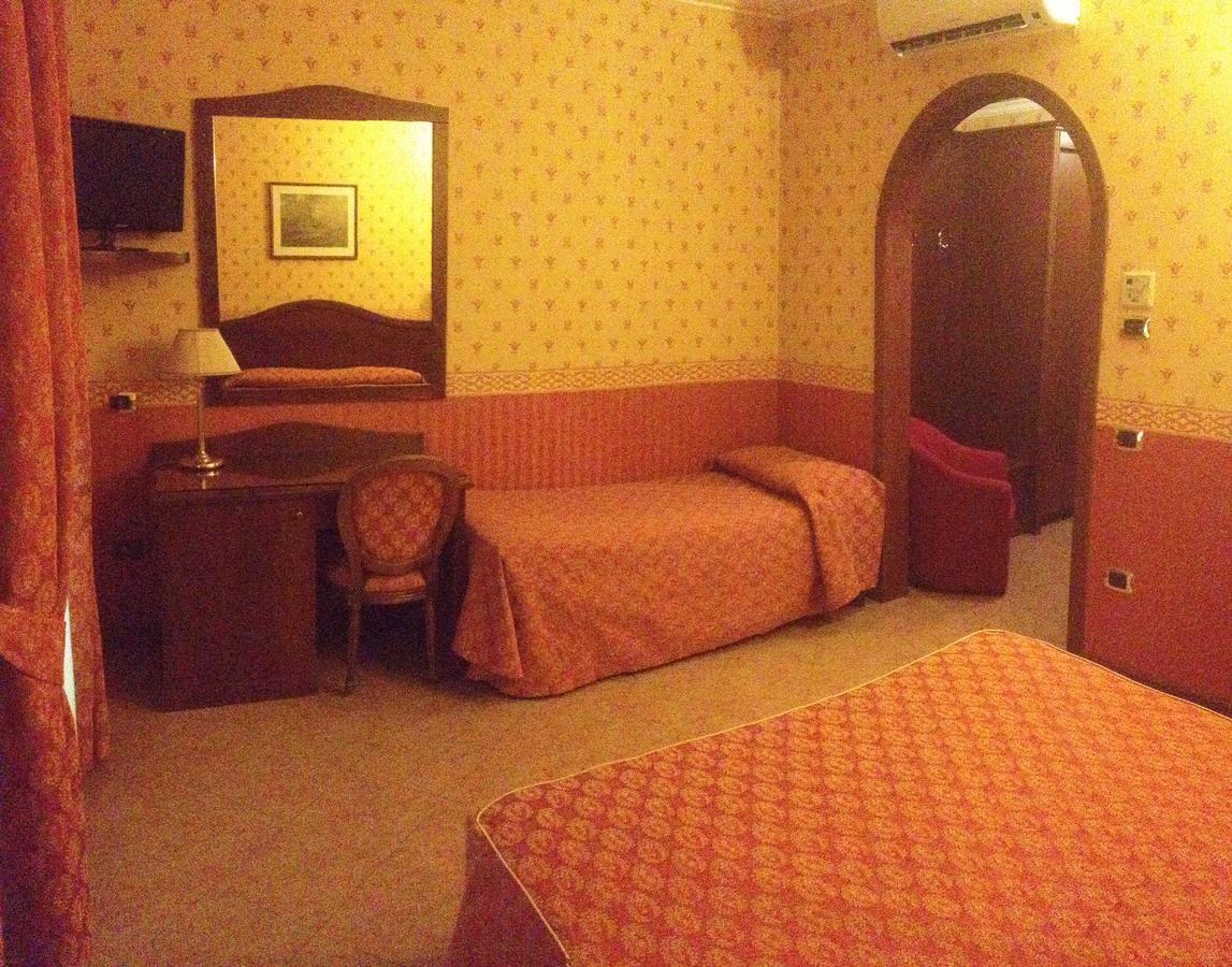 Al Boschetto Hotel Castel Volturno Bagian luar foto